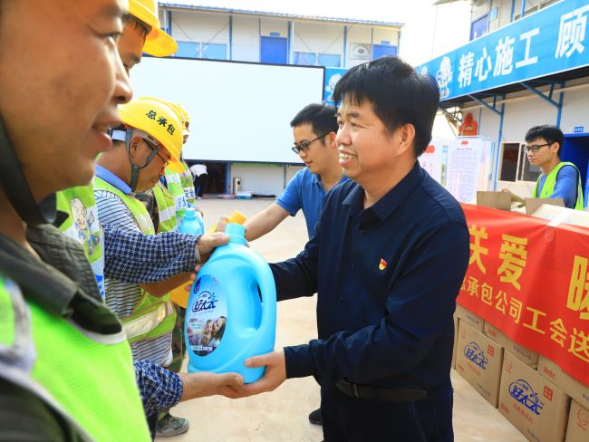 1621932906383241.jpg 发放慰问品(修图).jpg