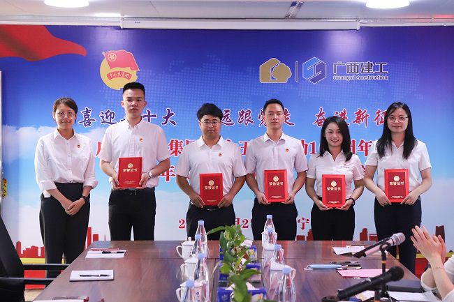 1652059192269895.jpg 张钊林(左二)上台领奖(修图).jpg