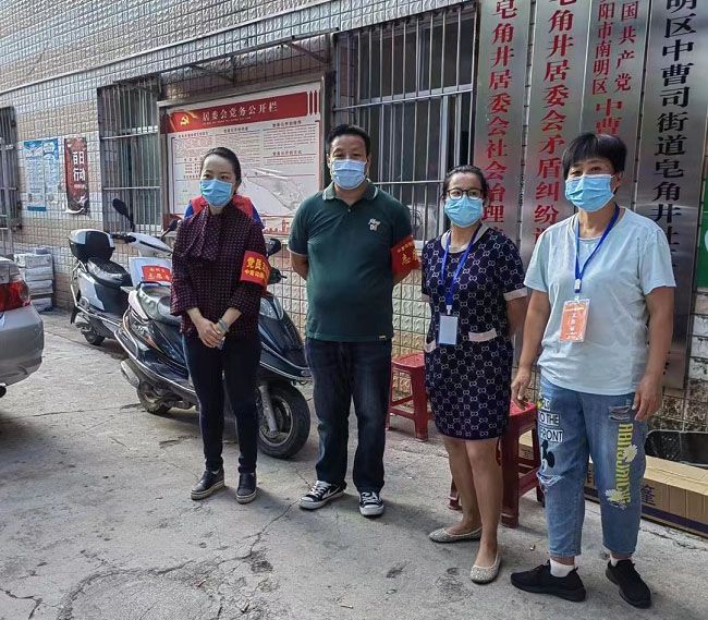 1663660527473005.jpg ×ܳаü¹«Ë¾Ô±¹¤¸¶º££¨×ó¶þ£©ÓëÉçÇøÊÂÇéÈËÔ±ÔÚÒ»Æð£¨ÐÞͼ£©.jpg